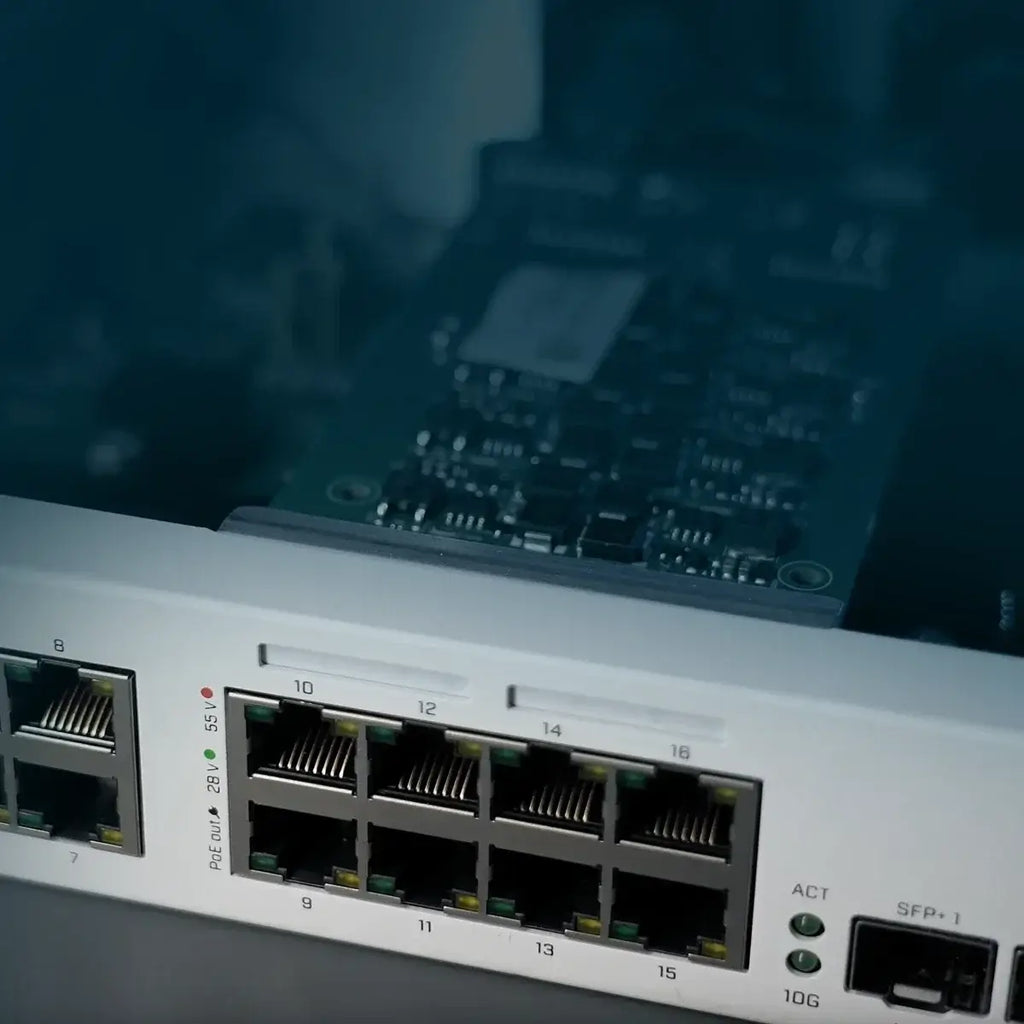 Crs418-8p-8g-2s + 5axq2axq-rm mikrotik